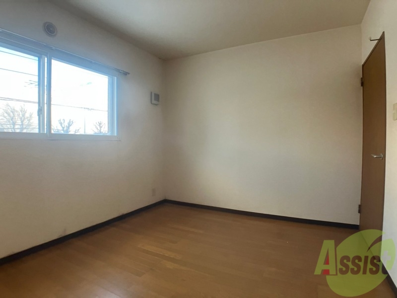 その他部屋・スペース　寝室はこちらです。光が差し込む、温かみのあるお部屋です。