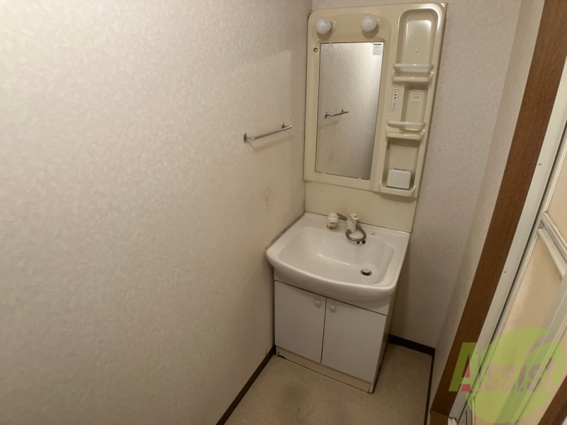 洗面設備　独立洗面台です。大きくてよいですね。シャンプーもできます！