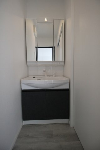 洗面設備　独立洗面台あり、毎朝おしゃれに忙しい女性の方におすすめです