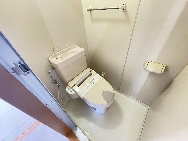 トイレ　温水洗浄便座設備です