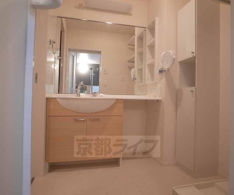 洗面設備　鏡の非常に大きな洗面台です・