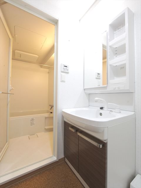 洗面設備　脱衣所　独立洗面台（シャンプードレッサー付）収納スペース有