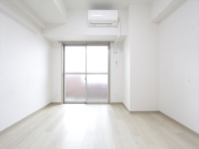 その他部屋・スペース　洋室8.17帖　エアコン完備　バルコニーに面しています
