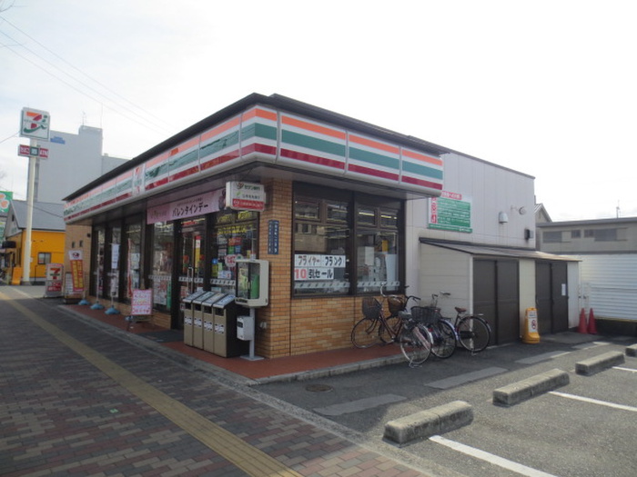 コンビニ　セブンイレブン（コンビニ）まで201m