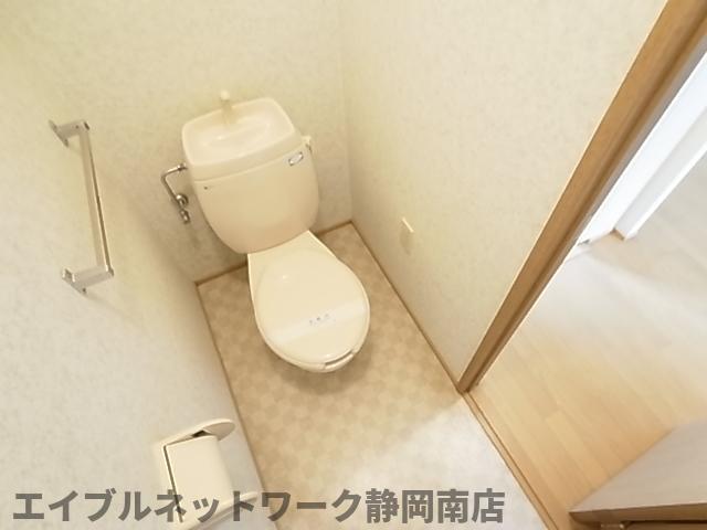 トイレ　落ち着いた色調のトイレです