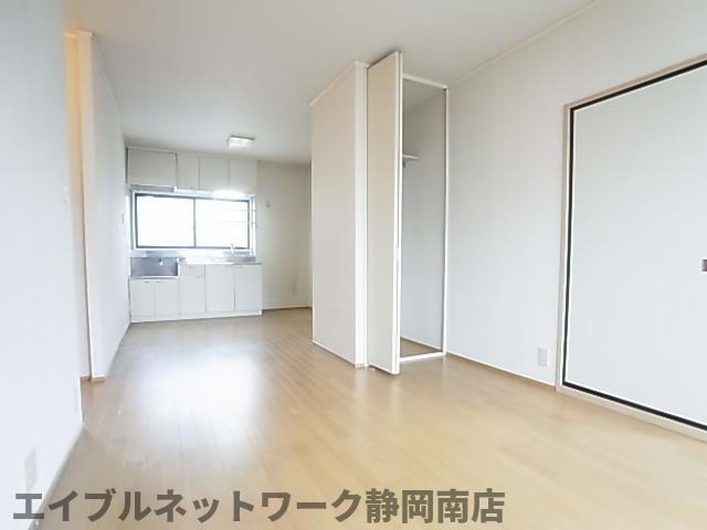 居室・リビング　こちらのリビングで趣味の時間をお楽しみください