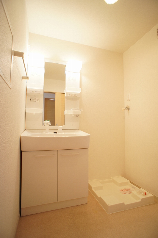 洗面設備　シャワー付き洗面と防水パン付き洗濯機置場あり