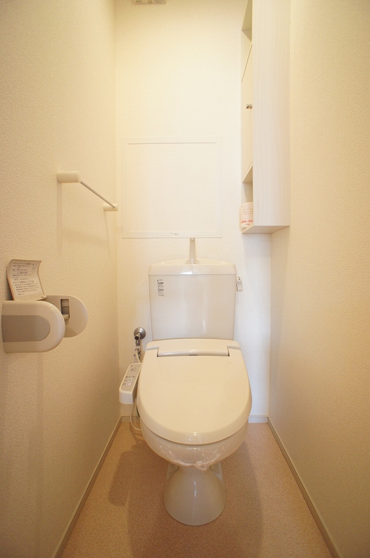 トイレ　トイレはシャワー付き洗浄便座で快適です