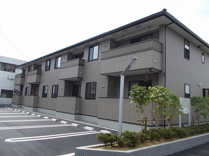 建物外観　前面駐車場で開放感あり☆