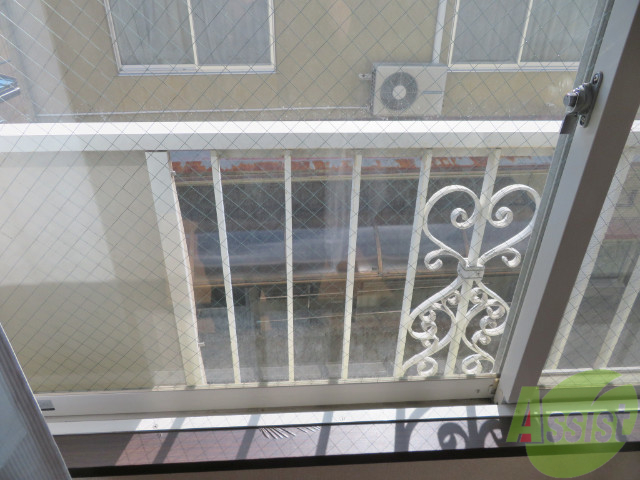 バルコニー　こちらがバルコニーです。外にタオルなどは干せそうです