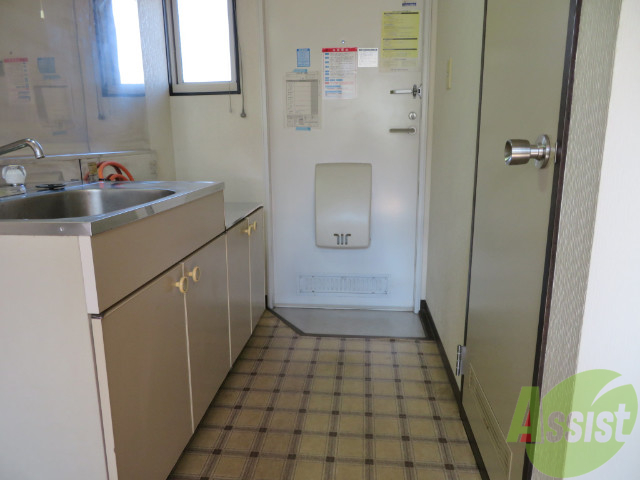 玄関　玄関を内側から見るとこんな感じです。何足か靴をおけます