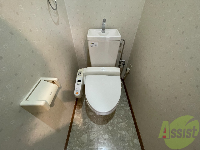 トイレ　清潔感のあるトイレで安心して使用できます。