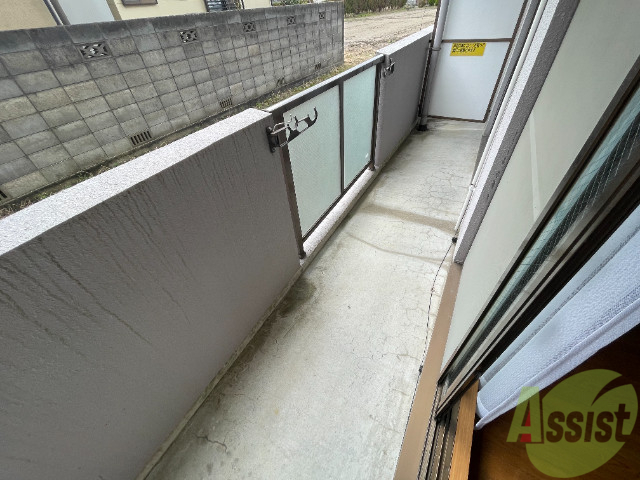 バルコニー　バルコニーは広く洗濯物がたくさん干せそうですね。