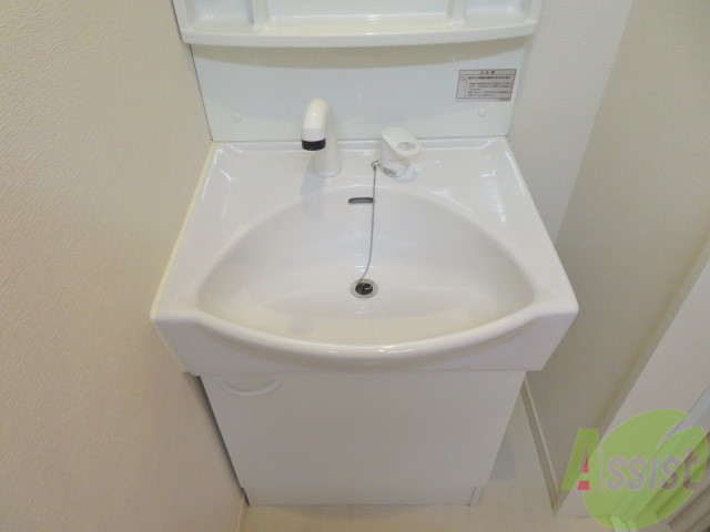 洗面設備　独立洗面台。朝の身支度はここでばっちり決めましょう。