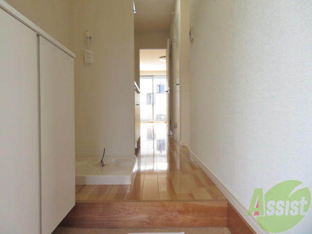 玄関　外から玄関を撮影してみました。広いリビングに繋がっています。