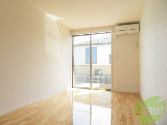 居室・リビング　リビングはこんな感じです。窓が大きくて良く陽が入ってきますね