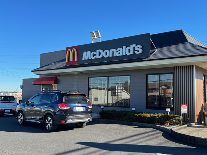 飲食店　マクドナルド　所沢狭山街道入曽店（飲食店）まで750m