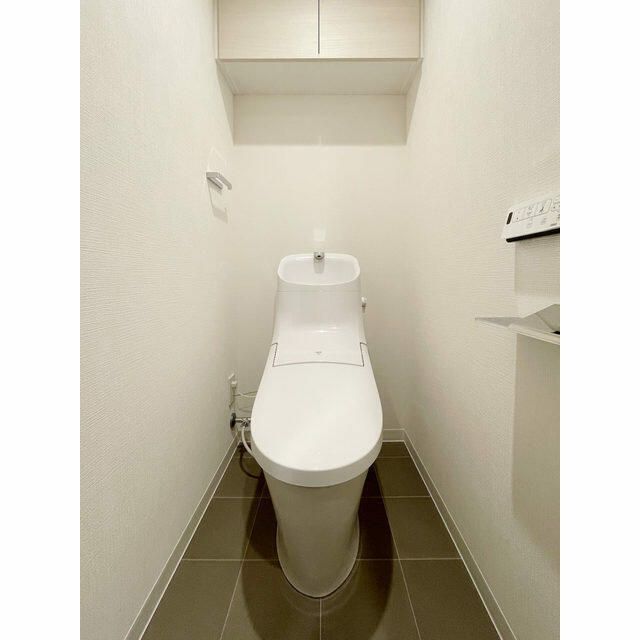 トイレ　落ち着いた色調のトイレです