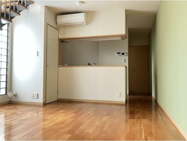 居室・リビング　こちらのリビングで趣味の時間をお楽しみください♪