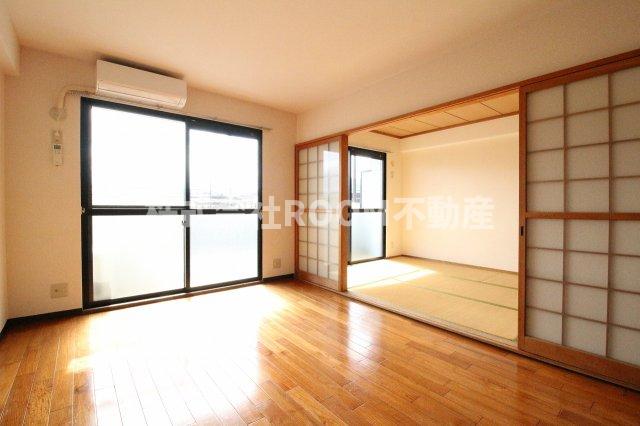 居室・リビング　こちらの居間で趣味の時間をお楽しみください