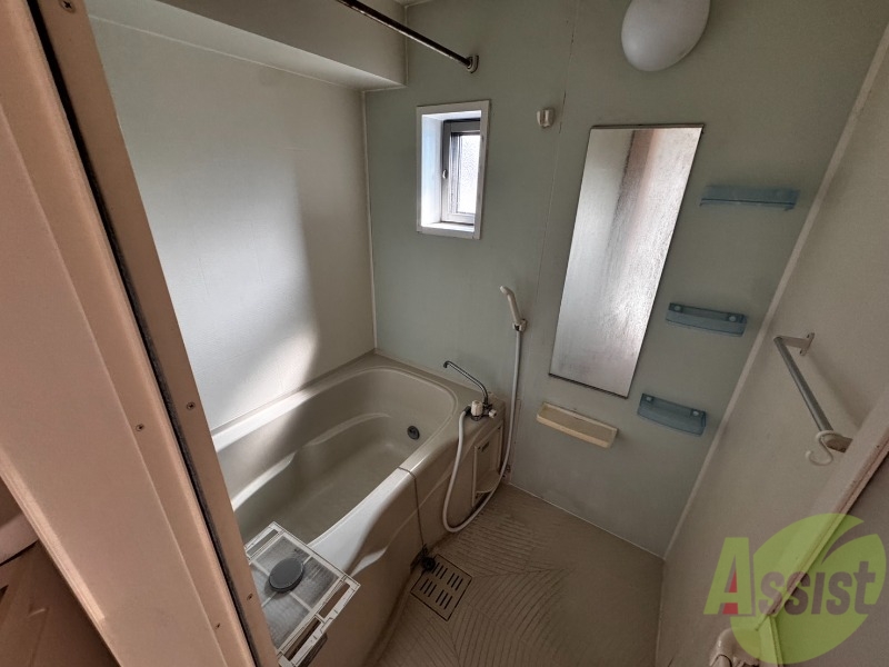 バス・シャワールーム　こちらはお風呂です。毎日の疲れをさっぱり流しましょう。