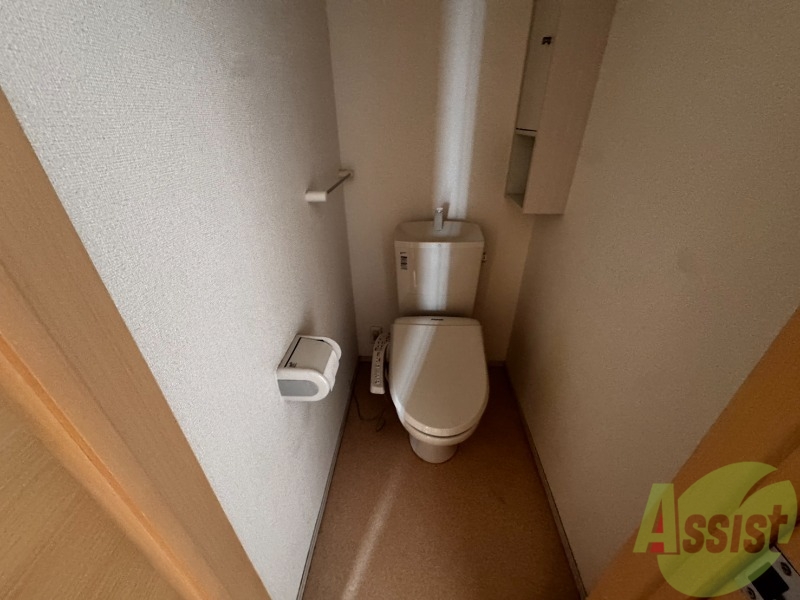 トイレ　こちらはトイレです。ピカピカなトイレで、気持ちも良いですね。