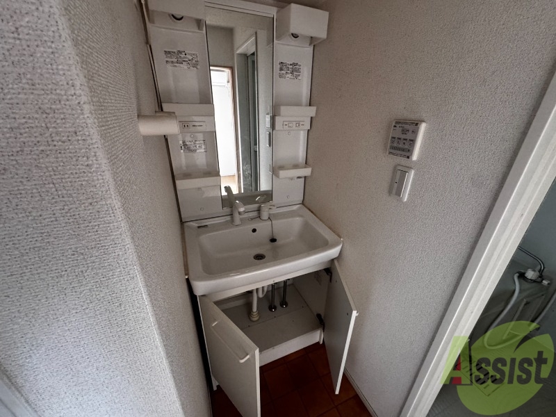 洗面設備　こちらは洗面台になります。大きな鏡があっていいですね。