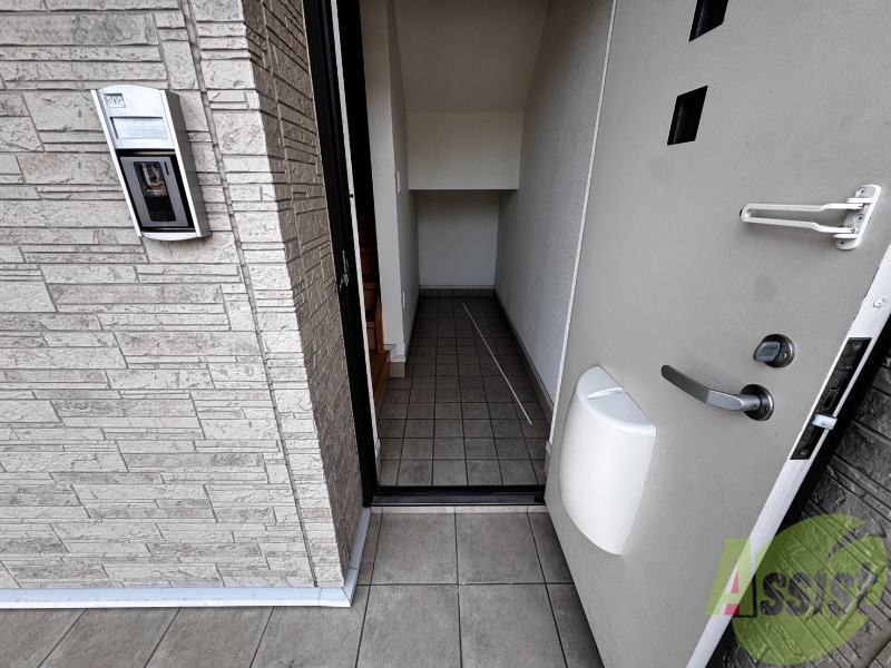 玄関　こちらは玄関になります。扉を開けるととても明るいですね。