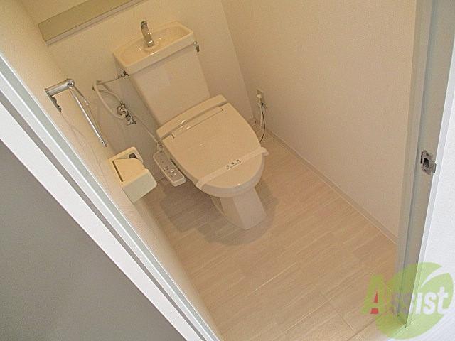 トイレ　足元広々♪温水洗浄便座もついてます♪ごゆっくりどうぞー☆