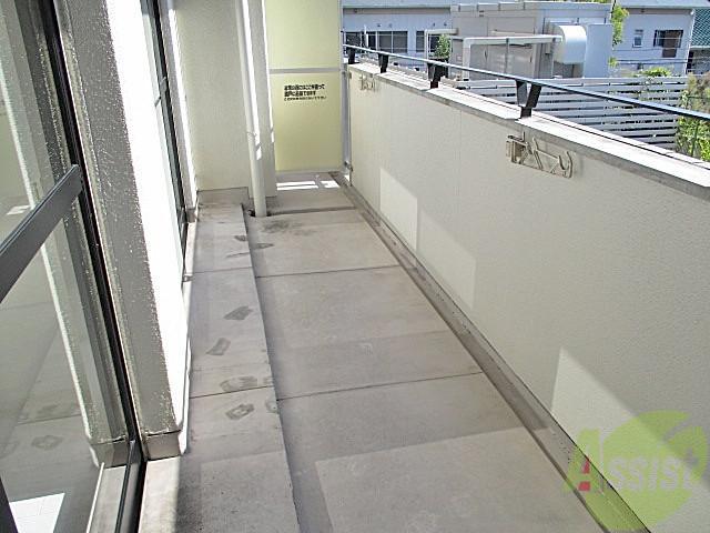 バルコニー　広いでしょー！これなら洗濯物も布団も楽々干せちゃいますねー！