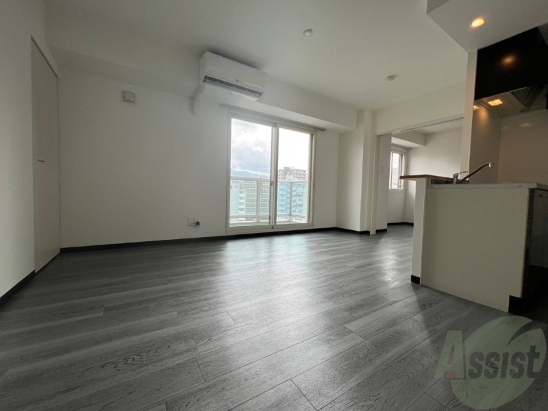 居室・リビング　フロアタイルと壁のカラーが明るい雰囲気ですね！