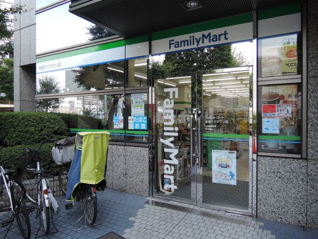 コンビニ　ファミリーマート新宿アイタウン店（コンビニ）まで134m