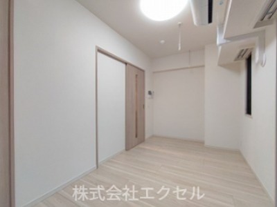 居室・リビング　同建物の別部屋の写真です。