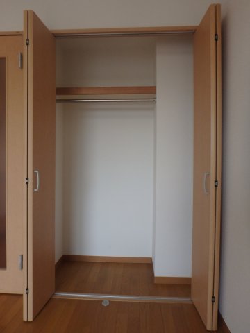 収納　ハンガーパイプ付きクローゼット