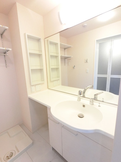 洗面設備　大型一面鏡付カウンター洗面化粧台です。