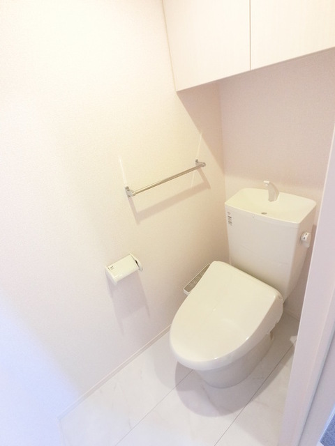 トイレ　冬でも温かく快適です。もちろん洗浄機能もついています。