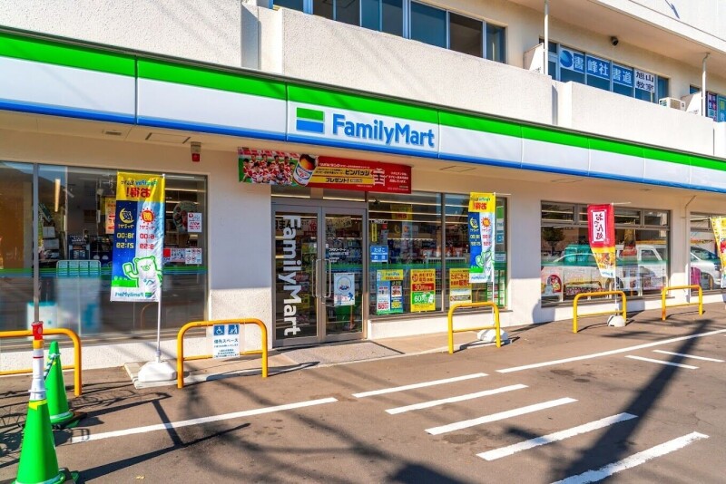 コンビニ　ファミリーマート札幌南8条西18丁目店（コンビニ）まで156m