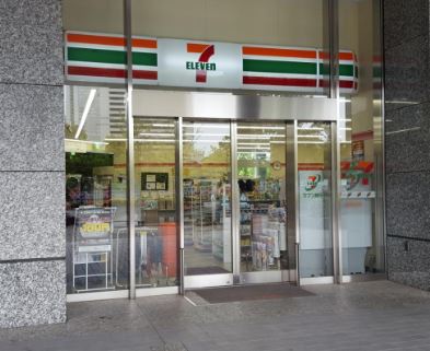 コンビニ　セブンイレブン 港区海岸1丁目店（コンビニ）まで195m