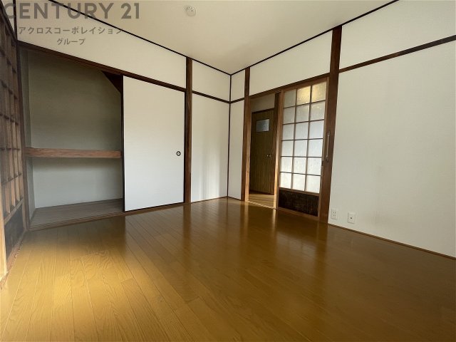 居室・リビング　床色が明るい色合いで、とてもきれいです。