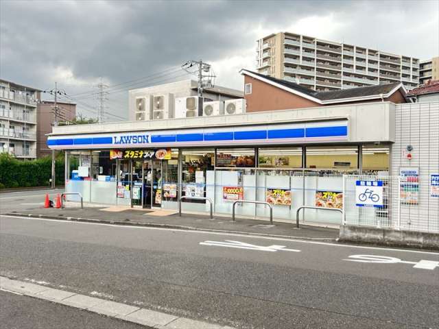 コンビニ　ローソン上鶴間本町五丁目店（コンビニ）まで581m