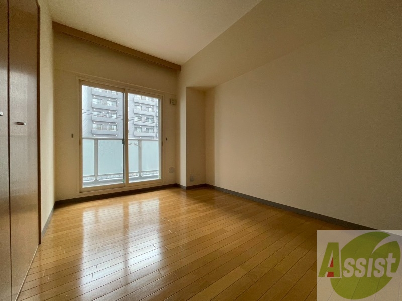 その他部屋・スペース　寝室はこちらです。光が差し込む、温かみのあるお部屋です。