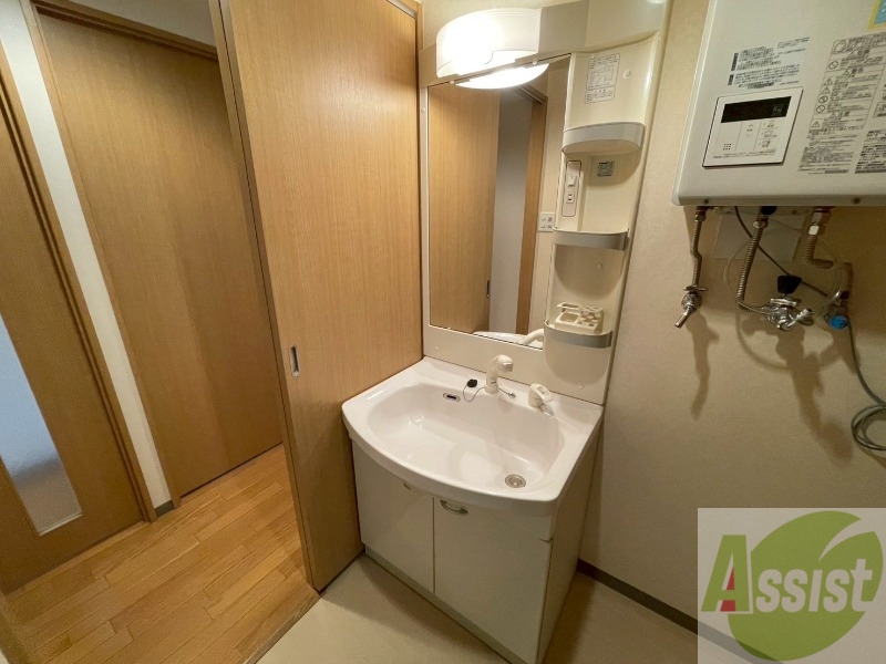 洗面設備　シャンプードレッサー。身支度はここでばっちりですね。