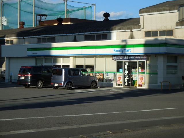 コンビニ　ファミリーマート（コンビニ）まで380m