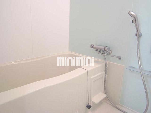 バス・シャワールーム　アクセントが目を引くバスです