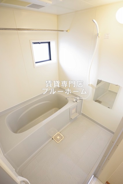 バス・シャワールーム　浴室乾燥機の設備や窓がある浴室です！