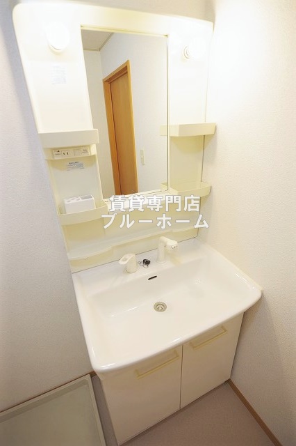 洗面設備　女性に人気の照明器付き独立洗面台です！