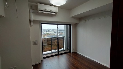 居室・リビング　落ち着いた色合いの床材を使用した居住空間です。