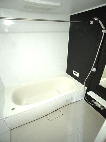 バス・シャワールーム　浴室換気乾燥機と追い焚き機能付が付いています♪