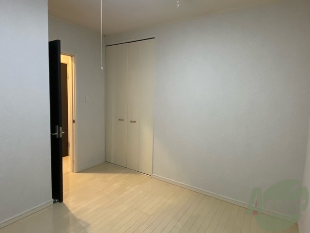 収納　こちらは寝室にあるクローゼット、収納力が気になりますね