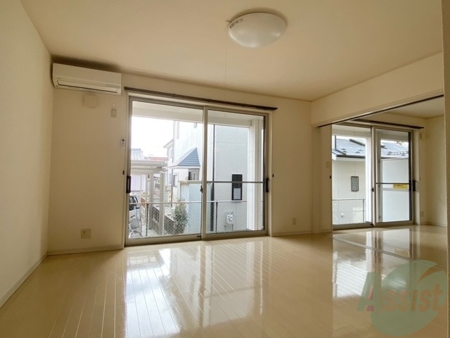 居室・リビング　白を基調としたお部屋、広々として過ごしやすそうです。